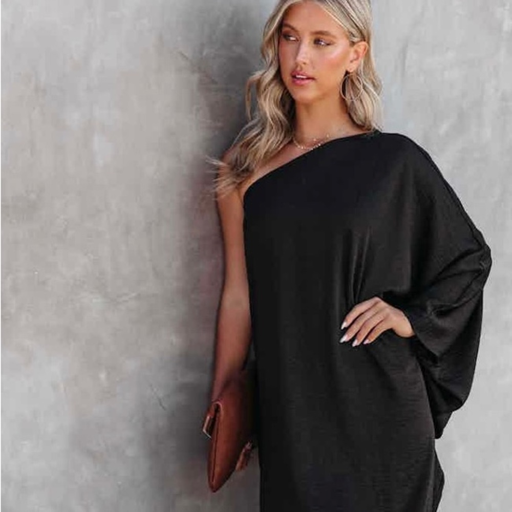 GODDESS OF BEAUTY ONE SHOULDER SATIN MAXI DRESS - BLACK